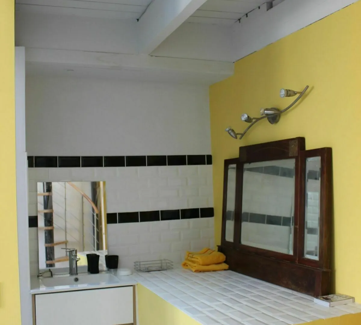 Hotel Residence Meublee Larguez Les Ames Art Marseille